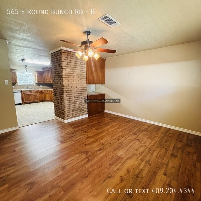 Building Photo - 565 E Roundbunch Rd