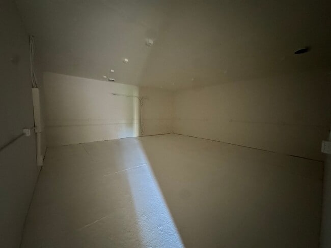 Building Photo - Winston 2 bedroom with large shop