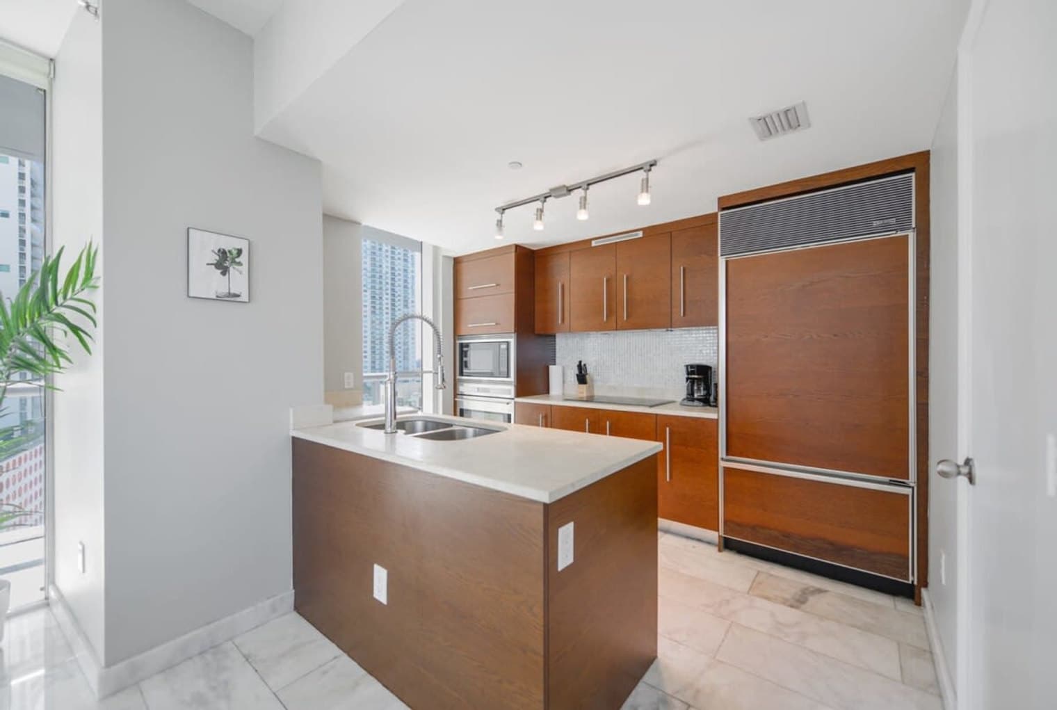 Building Photo - 485 Brickell Ave