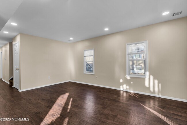 Building Photo - 148 Dewitt Ave