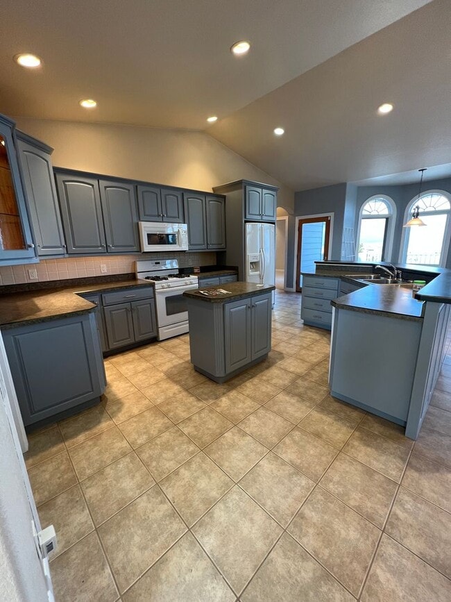 Building Photo - 1124 Alta Vista Dr