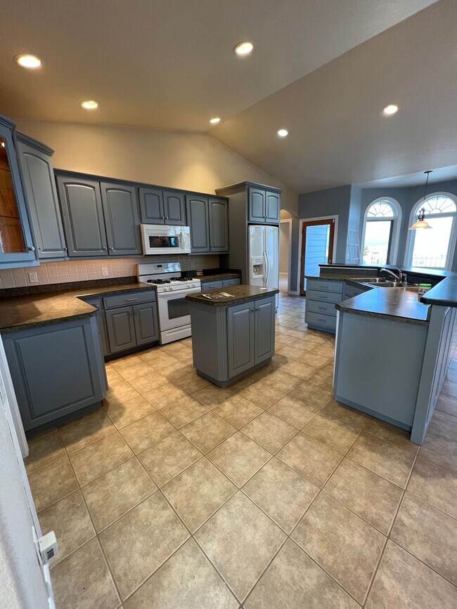 Building Photo - Beautiful Five-Bedroom, Three-Bathroom Home for Rent