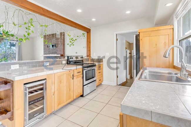 Building Photo - 9720 SW Frewing St