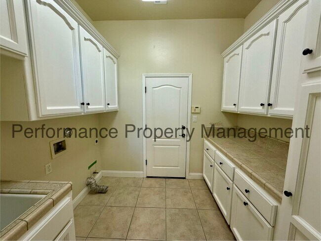 Building Photo - 12520 Crown Crest Dr