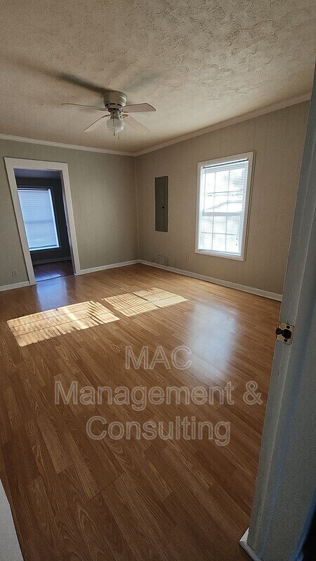 Building Photo - 311 S Mark Twain St