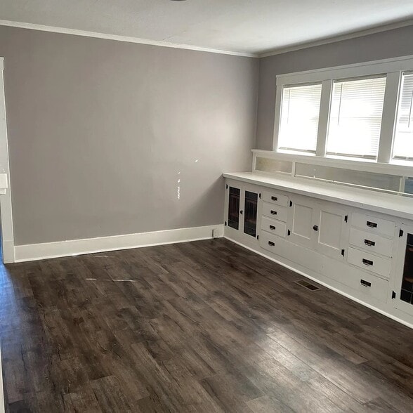 Building Photo - 1105 E Kansas St