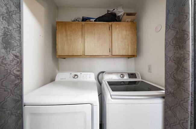 Building Photo - 3 Bedrooms with an office in Southwest Bakersfield!!