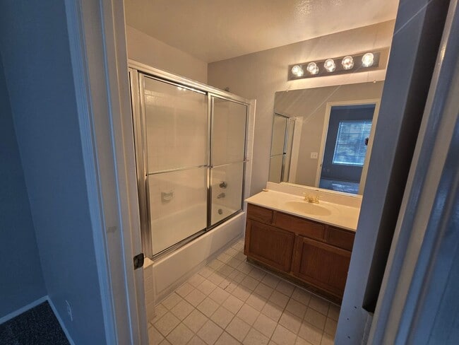 Building Photo - 2 Bedroom/2.5 Bathroom Townhome in Chandler