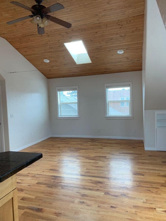 Building Photo - Studio in Downtown Bend with Garage