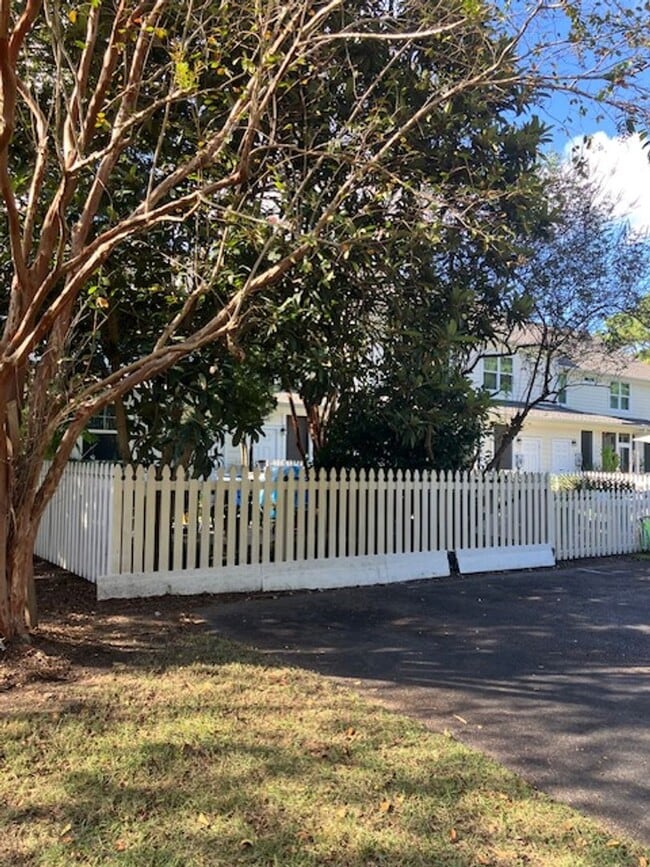 Building Photo - Fully Furnished: Stunning 3 - Bedroom 2.5 ...