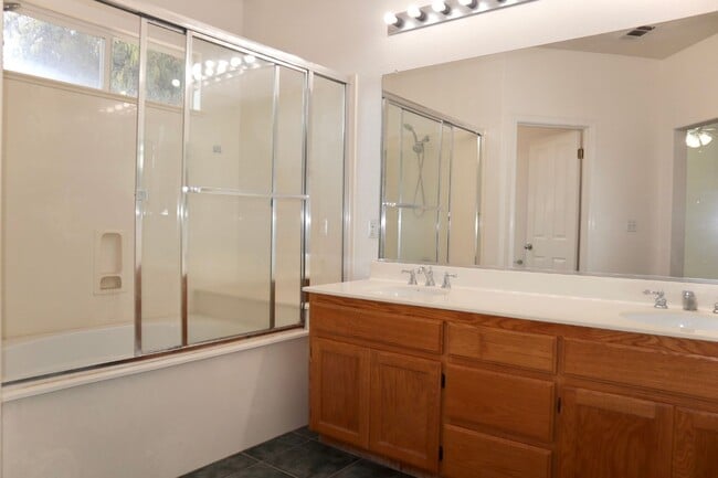 Building Photo - FRESH & BRIGHT 3 BEDROOM GEM IN PRIME LOCA...