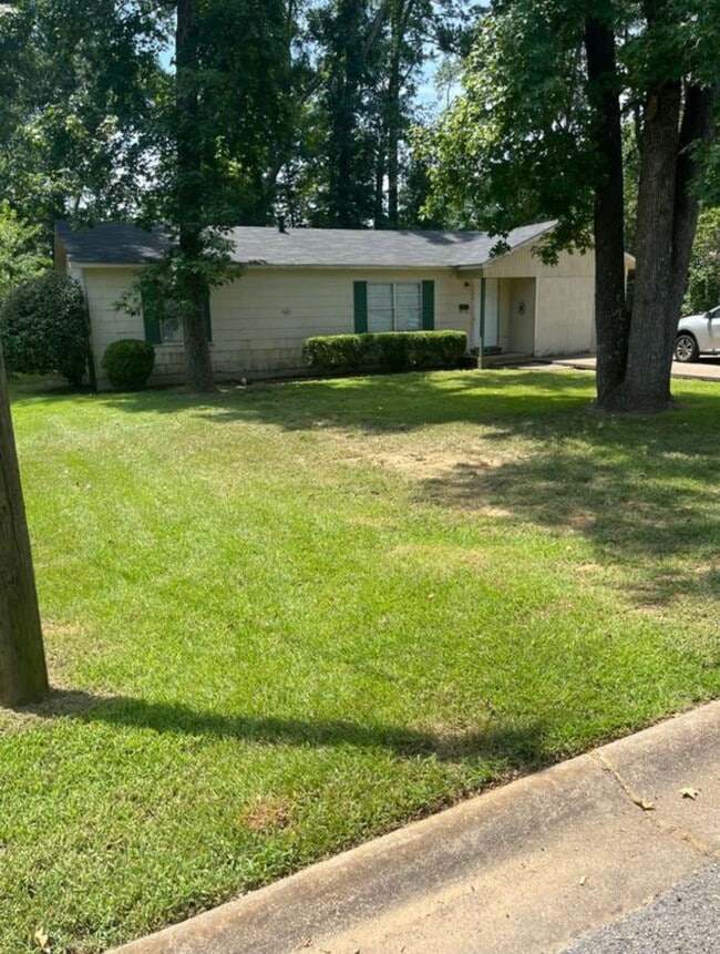 Primary Photo - 1504 E Lantrip St