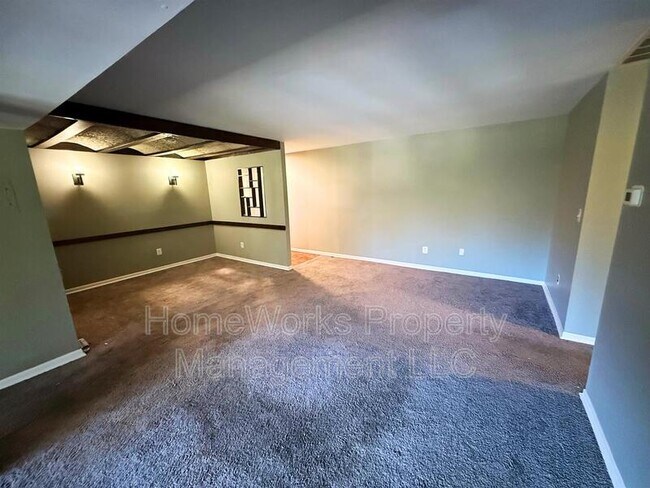 Building Photo - 9633 White Acre Rd