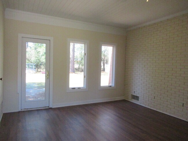 Building Photo - 38 Thelma-3 bedroom, 2 bath- ALICE DRIVE AREA