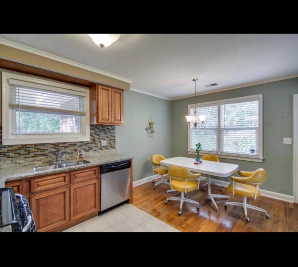 Building Photo - 721 W Sherwood Dr