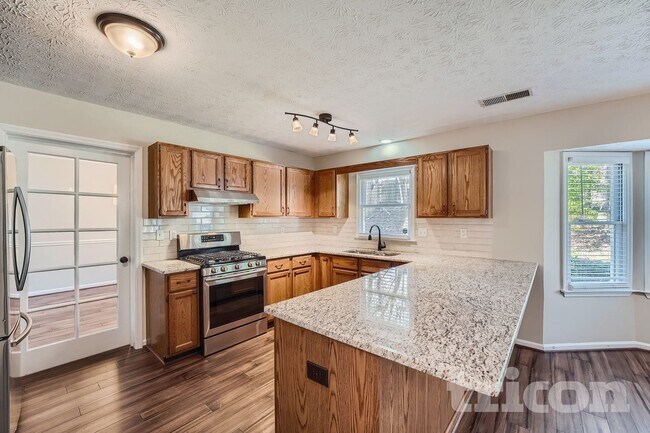 Building Photo - 10930 Pinehigh Dr