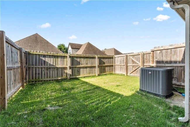 Building Photo - 3205 SW Riverstone Ave