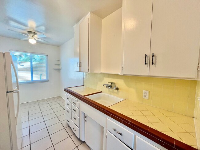 Building Photo - Upstairs 1 Bedroom Apt with 1-Car Garage N...