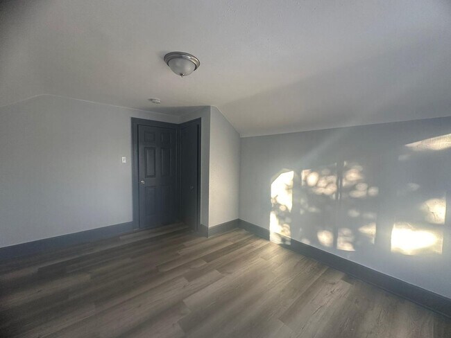 Building Photo - Move in Special!!! NEWLY UPDATED 3 B!EDROO...
