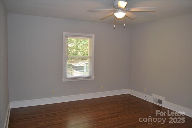 Building Photo - 3313 Woodwardia Dr
