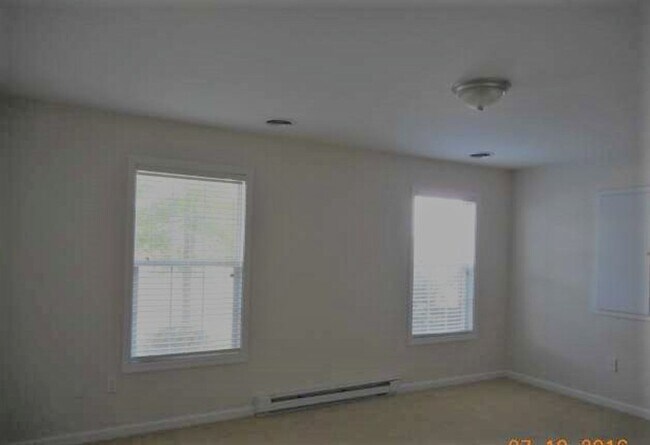 Building Photo - 4 Bedroom 2 Half Bath Townhouse with 2 Car...
