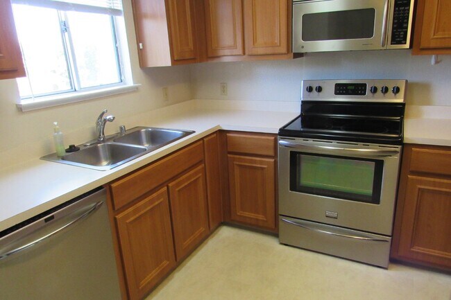 Building Photo - Well Kept 2 Bed/1 Bath Upstairs Condo in South Livermore