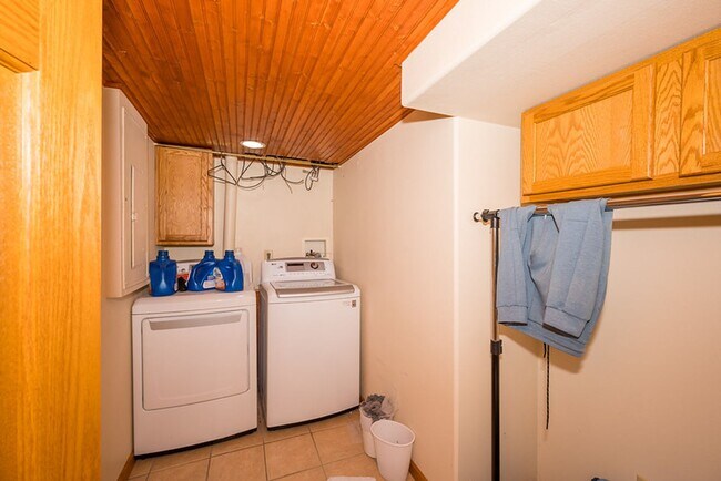 Building Photo - Great 4 Bedroom/2 Bath Home near UND!