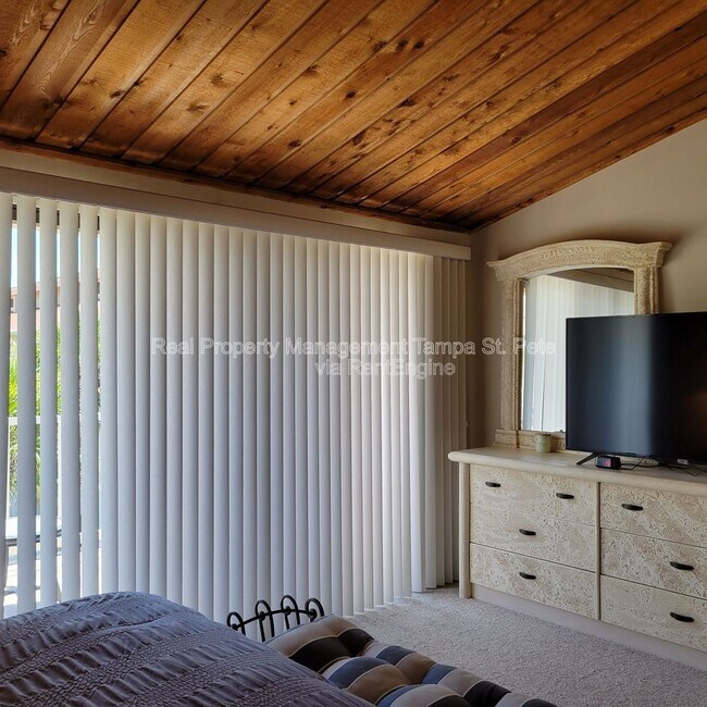 Building Photo - 12310 Capri Cir N