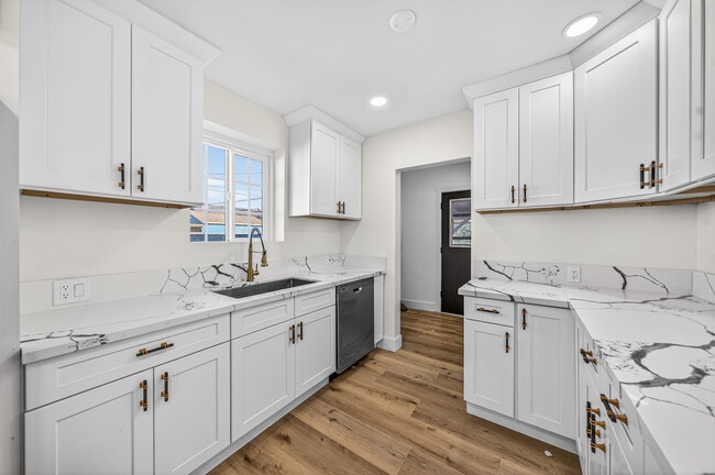 Building Photo - 1667 Valencia Ave