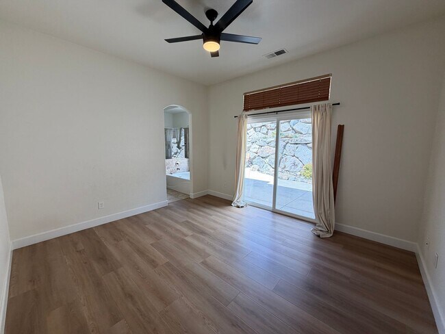 Building Photo - 1174 University Ridge Dr