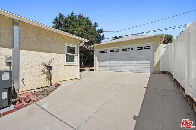 Building Photo - 2943 Los Olivos Ln