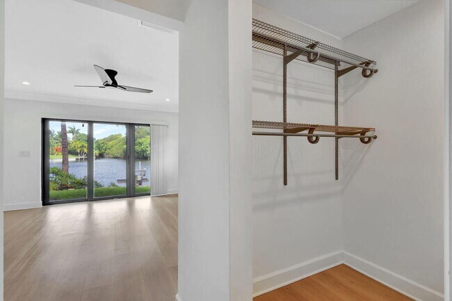 Building Photo - 400 Venice Dr