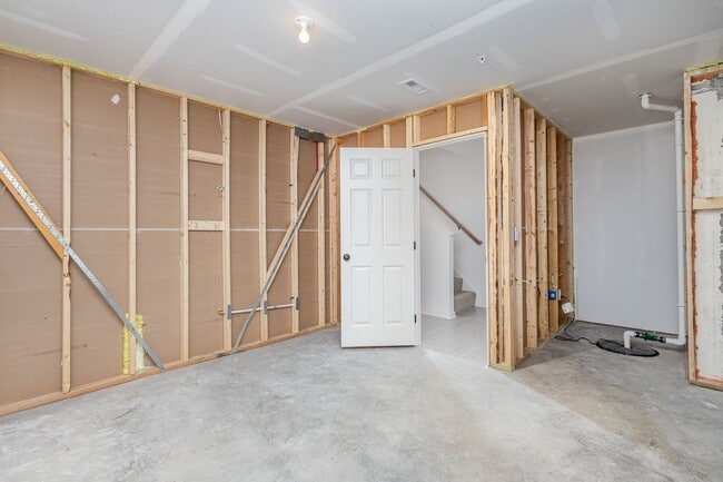 Building Photo - Move in by 12/1/24 for HALF OFF FIRST MONT...