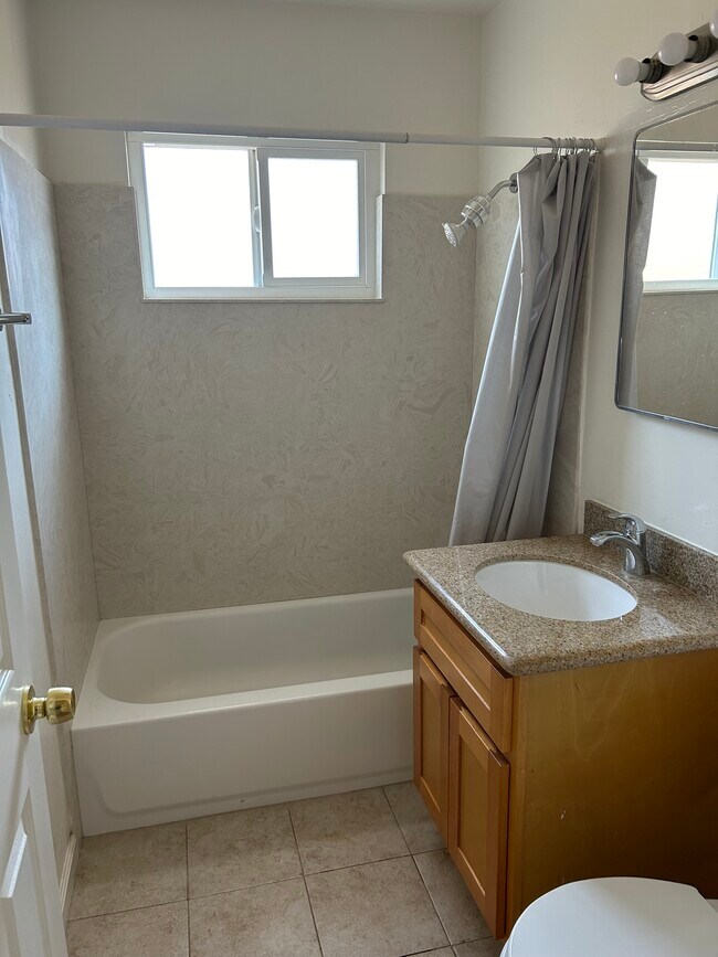 Building Photo - 976 College Dr