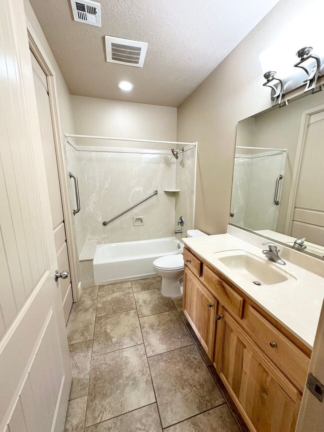 Building Photo - Beautiful Las Palmas Condo