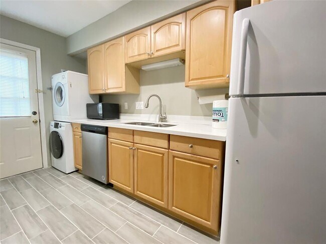 Building Photo - 515 Tallowood Rd