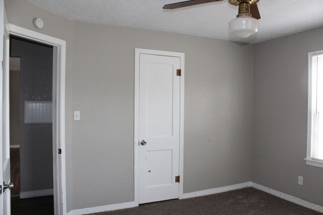 Building Photo - Cute and Affordable 2 beds!