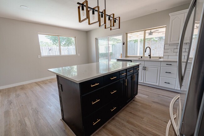 Building Photo - 2027 Lucerne Cir