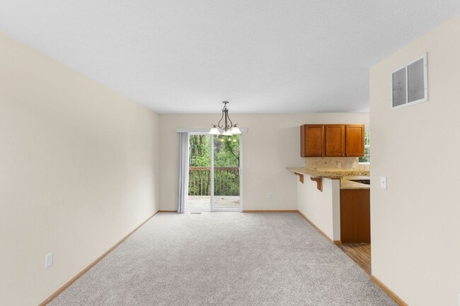 Building Photo - Modern 2-Bed Townhome with Vaulted Master & Private Deck – Prime Columbus Location!