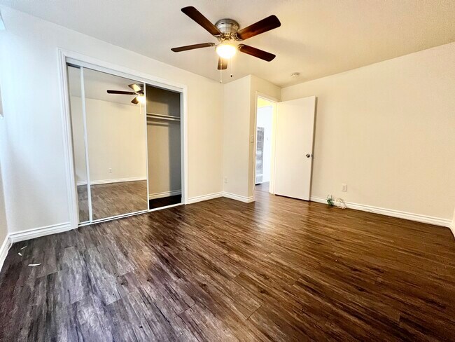 Building Photo - 5640 S La Brea Ave