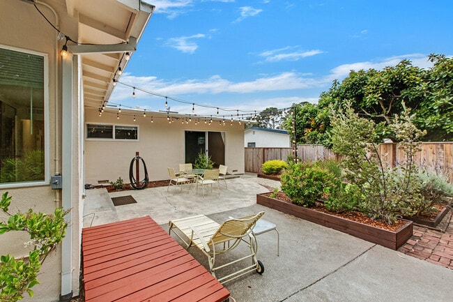 Building Photo - 1163 Crespi Dr