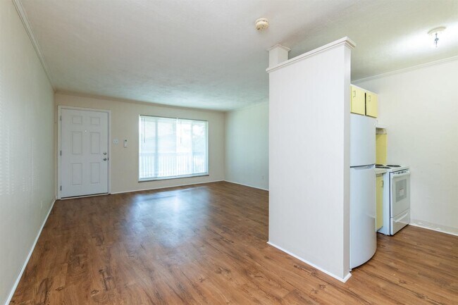 Building Photo - 1685 Alexandria Dr