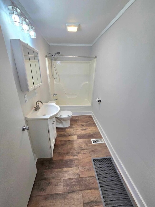 Building Photo - 5 bed and 3 bath (4 bed/2bath house) & (1 bed/1 bath home)