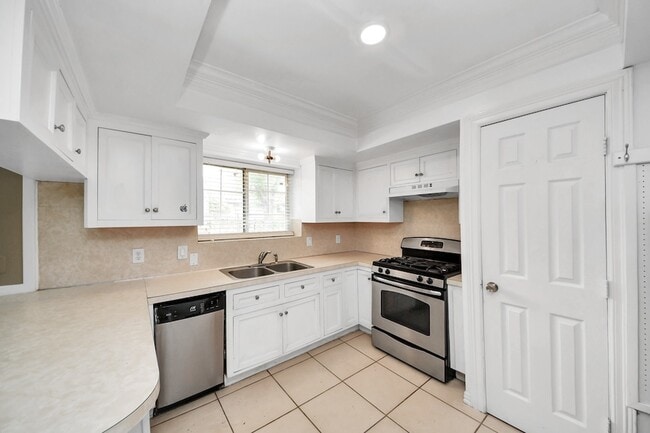 Building Photo - 811 Hillcrest Dr