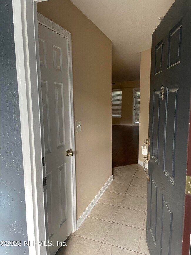 Building Photo - 876 Black Cherry Dr S