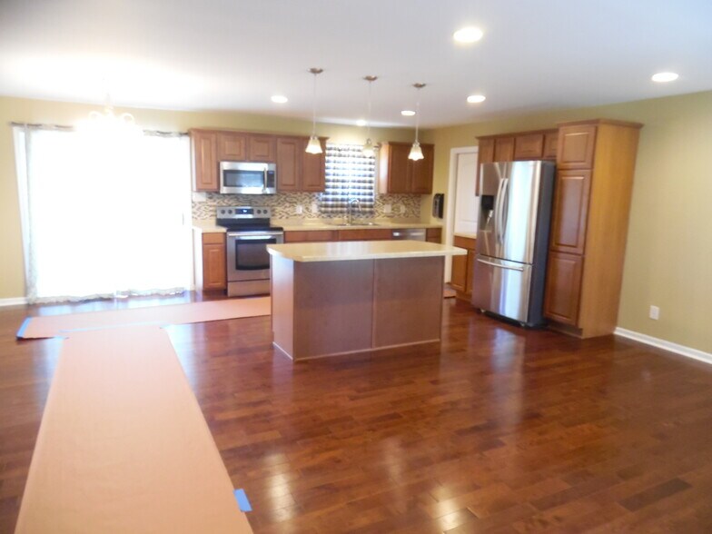 Building Photo - 8760 Ashbrook Dr