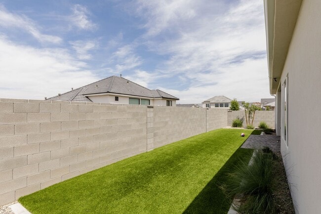 Building Photo - Stunning  4 bed | 3 bath | 3 car garage cu...