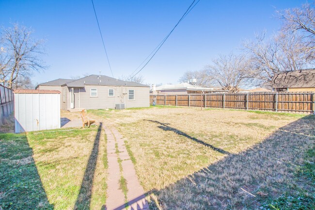 Building Photo - Charming 3 bedroom