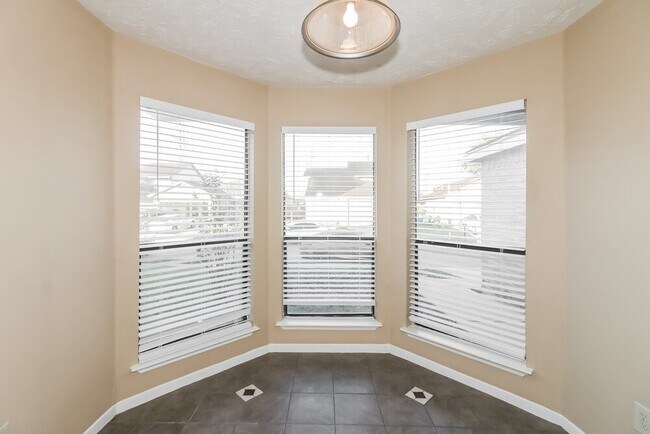 Building Photo - 3425 Benfield Dr