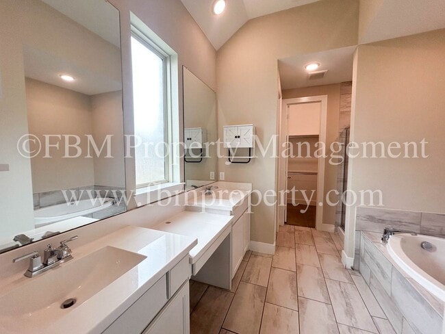 Building Photo - 335 Country Meadows Blvd